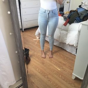 Light wash, light rip skinny jeans